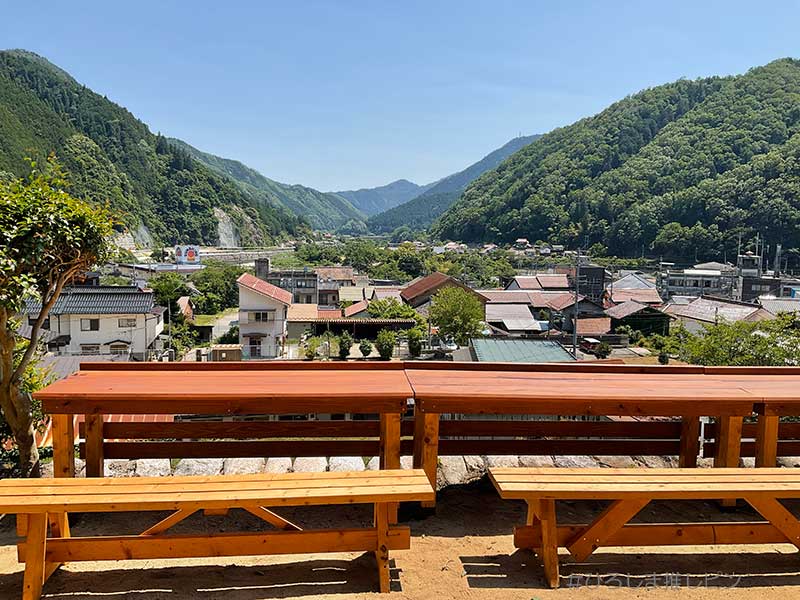 カフェの庭から見える加計町の景色